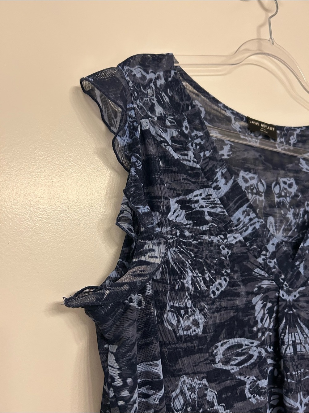 Lane Bryant Navy and Light Blue Butterfly-Print Sleeveless V-Neck Top Size 14/16 - Picture 3 of 8